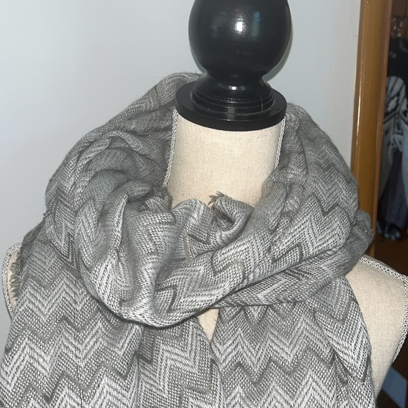 “C” Grey & White Zigzag Chevron Light  Scarf with fringe. - Picture 2 of 4